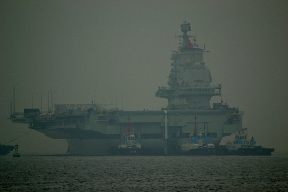 China's first aircraft carrier, the Liaoning, anchored for the first time in a military port in Qingdao, eastern Shandong province on Wednesday morning. (Photo: huanqiu.com)