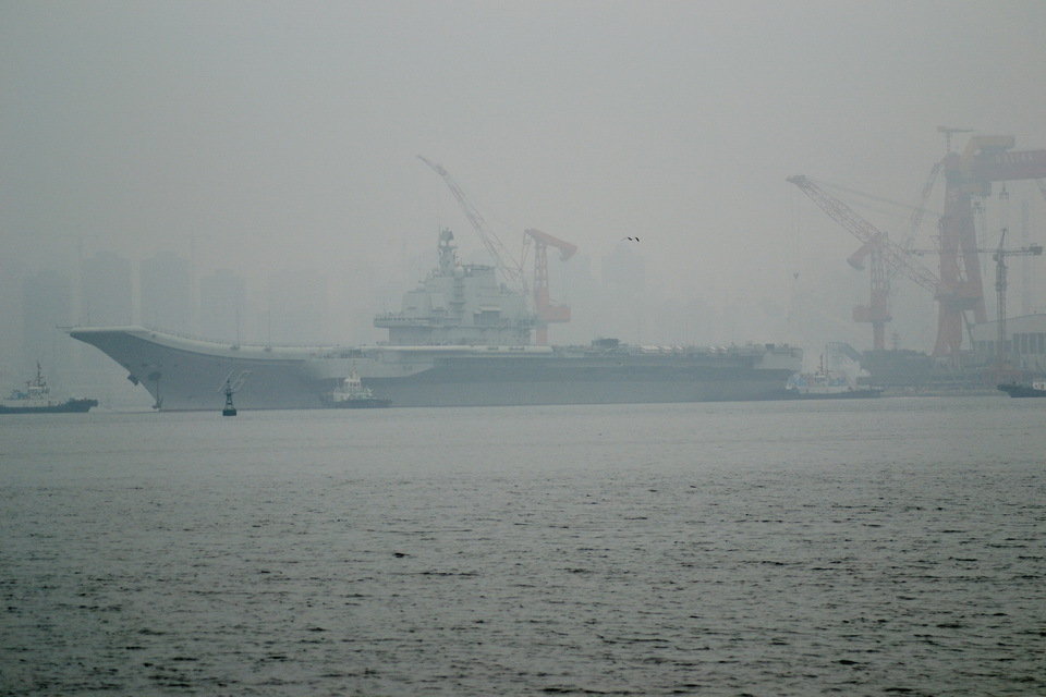 China's first aircraft carrier, the Liaoning, anchored for the first time in a military port in Qingdao, eastern Shandong province on Wednesday morning. (Photo: huanqiu.com)