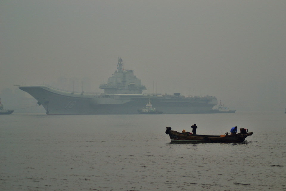 China's first aircraft carrier, the Liaoning, anchored for the first time in a military port in Qingdao, eastern Shandong province on Wednesday morning. (Photo: huanqiu.com)