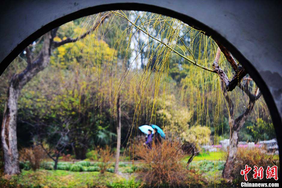 Photo taken on February 26 shows the beautiful scenery of the Slender West Lake, a well-known scenic spot in the city of Yangzhou in East China's Jiangsu Province.(CNS / Meng Delong)