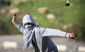 Palestinian protesters clash with Israeli soldiers