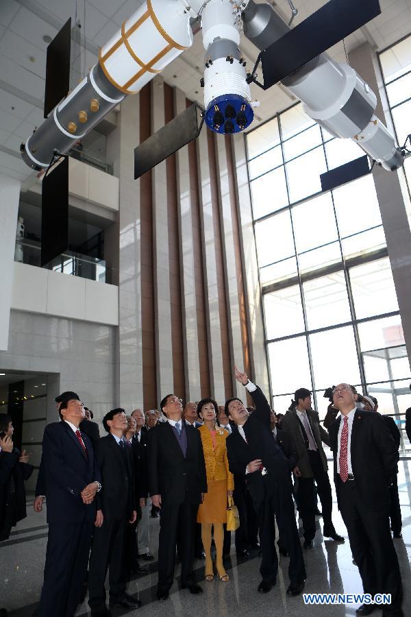 Visiting Honorary Chairman of the Kuomintang Lien Chan and his delegation visit a space center in Beijing, capital of China, Feb. 27, 2013. Lien Chan visited a Beijing-based space center on Wednesday. (Xinhua/Jin Liwang) 