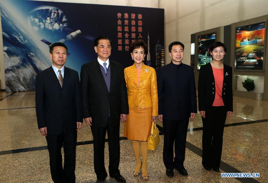 Honorary Chairman of the Kuomintang Lien Chan (2nd L) and his wife Lien Fangyu (C) pose for photo with the Shenzhou-9 astronauts Jing Haipeng (2nd R), Liu Wang (1st L) and Liu Yang (1st R) at a space center in Beijing, capital of China, Feb. 27, 2013. Lien Chan visited a Beijing-based space center on Wednesday. (Xinhua/Jin Liwang) 