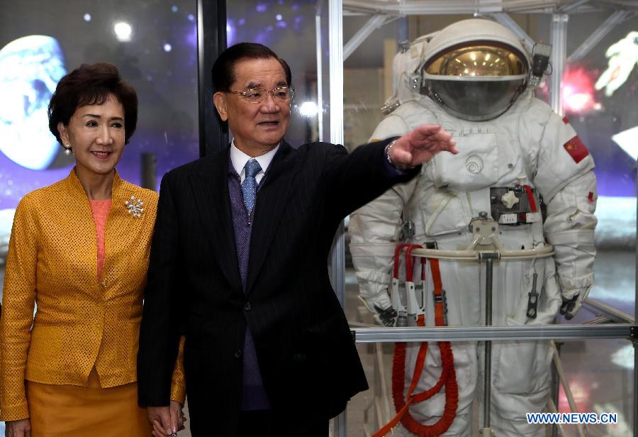 Honorary Chairman of the Kuomintang Lien Chan (R) and his wife Lien Fangyu visit a space center in Beijing, capital of China, Feb. 27, 2013. Lien Chan visited a Beijing-based space center on Wednesday. (Xinhua/Jin Liwang) 
