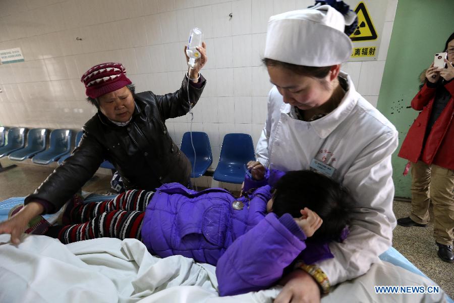 Zhang Jiali, who was injured in a stampede accident that took place at the Qinji Elementary School, receives medical treatment in a hospital in Laohekou City of Xiangyang, central China's Hubei Province, Feb. 27, 2013. Four students were killed in a stampede accident here on Wednesday morning. Relevant departments of Xiangyang have rushed to the scene to carry out rescue efforts, and the injured have been sent to hospital for treatment. The cause of the accident is under investigation. (Xinhua) 
