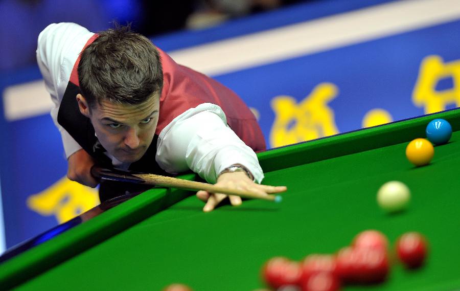 Michael Holt of England competes during the first round match against Ding Junhui of China at the Haikou World Open snooker tournament in Haikou, capital of south China's Hainan Province, Feb. 27, 2013. Ding Junhui won 5-4. (Xinhua/Guo Cheng)
