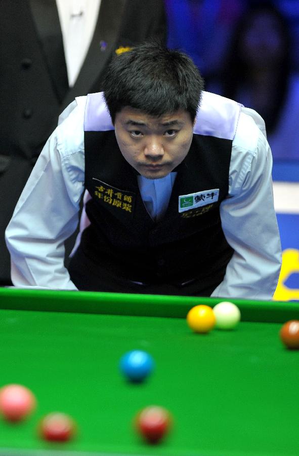 Ding Junhui of China competes during the first round match against Michael Holt of England at the Haikou World Open snooker tournament in Haikou, capital of south China's Hainan Province, Feb. 27, 2013. Ding Junhui won 5-4. (Xinhua/Guo Cheng)