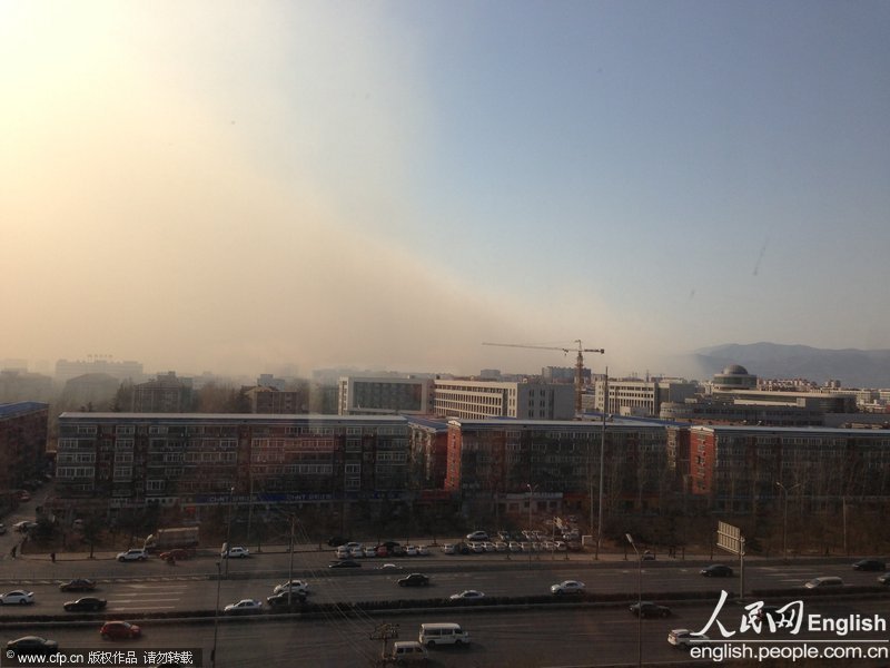 Sand and dust are seen in the air, Feb. 27, Beijing’s Haidian district. Sand and haze hit Beijing in a row from Wednesday, causing serious air pollution and poor visibility. The Meteorological Bureau of Beijing issued blue alert for strong gale and yellow alert for haze yesterday. (Photo/CFP)