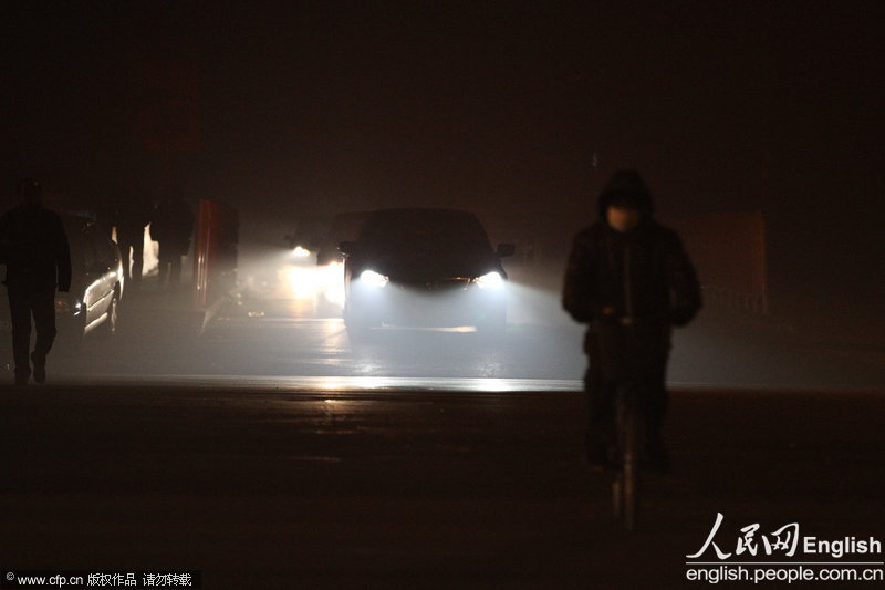 Haze causes serious air pollution and poor visibility in the south part of Beijing, Feb. 28, 2013. Sand and haze hit Beijing in a row from Wednesday, causing serious air pollution and poor visibility. The Meteorological Bureau of Beijing issued blue alert for strong gale and yellow alert for haze yesterday. (Photo/CFP)