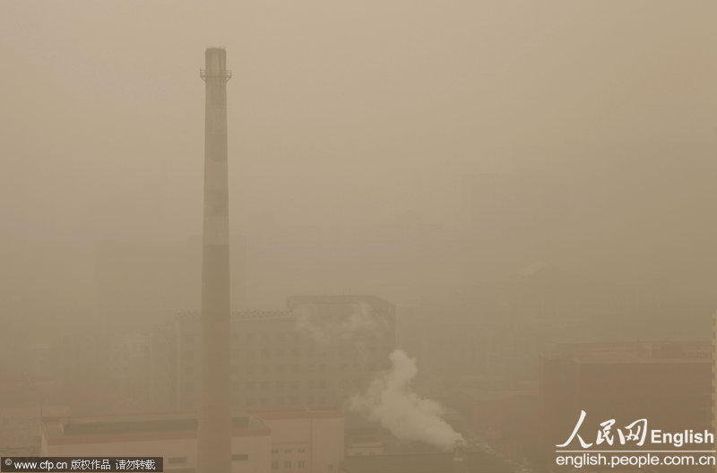 Sand and dust cover the sky of Beijing, Feb. 28, 2013. Sand and haze hit Beijing in a row from Wednesday, causing serious air pollution and poor visibility. The Meteorological Bureau of Beijing issued blue alert for strong gale and yellow alert for haze yesterday. (Photo/CFP)