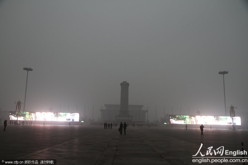 The visibility in Tiananmen Square is low because of haze, Feb. 28, 2013. Sand and haze hit Beijing in a row from Wednesday, causing serious air pollution and poor visibility. The Meteorological Bureau of Beijing issued blue alert for strong gale and yellow alert for haze yesterday. (Photo/CFP)