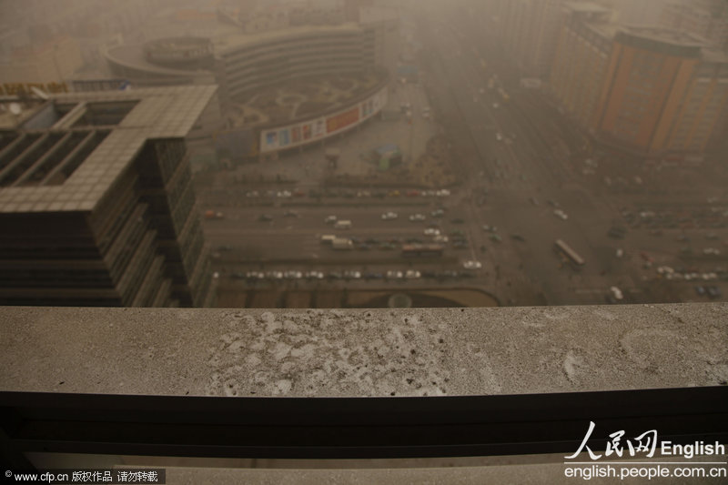 Sand and dust cover the sky of Beijing, Feb. 28, 2013. Sand and haze hit Beijing in a row from Wednesday, causing serious air pollution and poor visibility. The Meteorological Bureau of Beijing issued blue alert for strong gale and yellow alert for haze yesterday. (Photo/CFP)