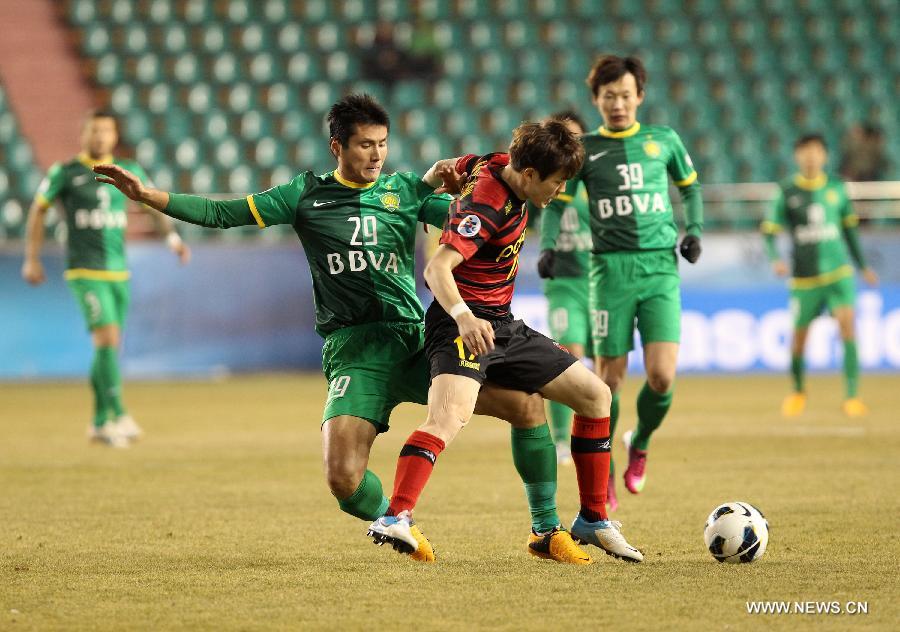 Shao Jiayi (L) of China's Beijing Guoan and Lee Kwang-hoon of South Korea's Pohang Steelers fight for the ball during their AFC Champions League 2013 group G match at the Pohang Steelyard Stadium, in Pohang, Gyeongsangbukdo province of South Korea, Feb. 27, 2013. The match ended in a 0-0 draw. (Xinhua/Park Jin Hee)
