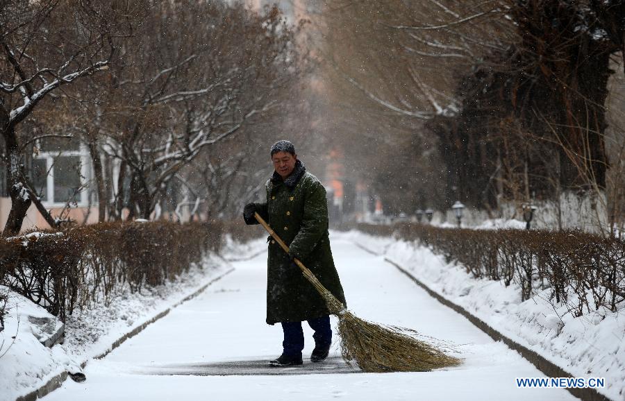 A man cleans the snow in a residential area in Harbin, capital of northeast China's Heilongjiang Province, Feb. 28, 2013. Most areas of Heilongjiang witnessed snowfall on Thursday. (Xinhua/Wang Kai) 