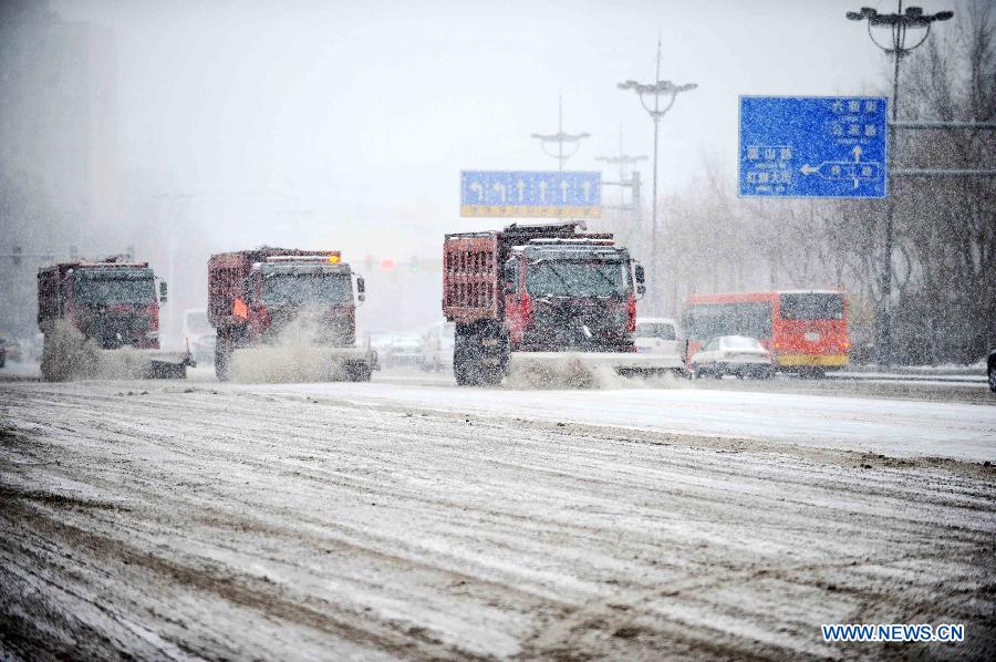 Snow removel vehicles clean the snow in Harbin, capital of northeast China's Heilongjiang Province, Feb. 28, 2013. Most areas of Heilongjiang witnessed snowfall on Thursday. (Xinhua/Wang Jianwei)