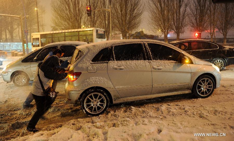 Two people help out a Mercedes on a freezing slope in Changchun, capitalf of northeast China's Jilin Province, Feb. 28, 2013. Temperature in north China is forecasted to drop six to 12 degrees celcius due to a coming cold front while heavy snowfall may likely to hit the northeast provinces, accoding to China's National Meteorological Centre on Thursday. (Xinhua/Xu Chang)