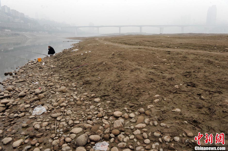 As the water level is dropping inside the Sanxia reservoir, the water level of the Chongqing section of the Yangtze river, is declining as well. As a result, many riverbeds are drying up and becoming recreational areas for locals. (Photo/Chinanews.com)