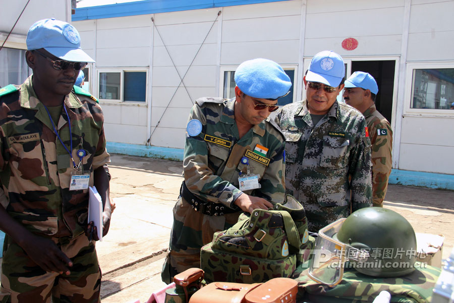 The picture shows two members of the UN combat readiness verification team verify mine-sweeping fittings in the camp of the15th Chinese peacekeeping engineer detachment to Congo (K).(China Military Online/Qu Donghu,Liu Chunyang) 