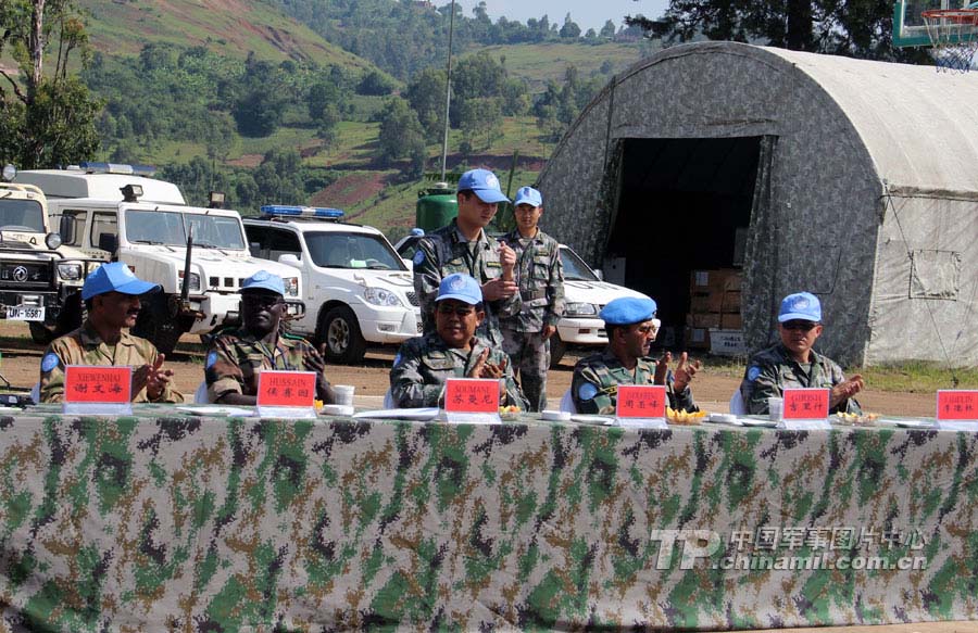 The picture shows the UN combat readiness verification team members watch the demonstration of military training subjects by the soldiers of the 15th Chinese peacekeeping engineer detachment to Congo (K). (China Military Online/Qu Donghu,Liu Chunyang)  