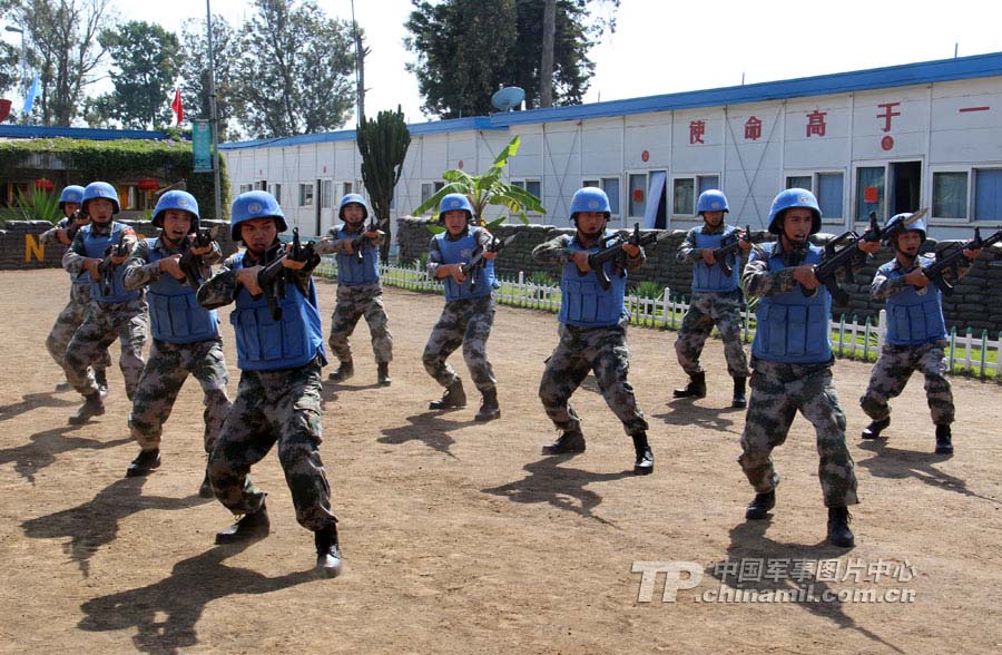 The soldiers of the 15th Chinese peacekeeping engineer detachment to Congo(K) seen in picture give a demonstration of bayonet exercise to the UN combat readiness verification team. (China Military Online/Qu Donghu,Liu Chunyang)  