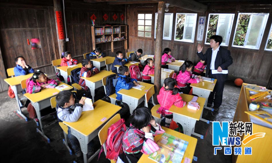 Yu Qigui teaches students in the class on Feb. 26, 2013. (Photo/Xinhua)