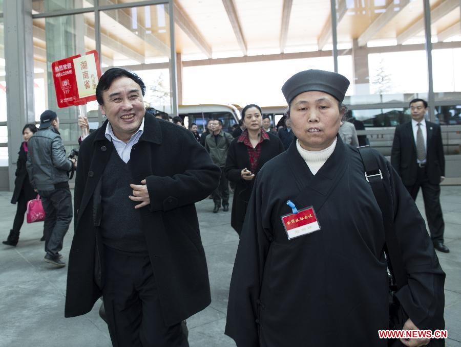 Members of the 12th National Committee of the Chinese People's Political Consultative Conference (CPPCC) from central China's Hunan Province arrive in Beijing, capital of China, March 1, 2013. The first session of the 12th CPPCC National Committee will open on March 3. (Xinhua/Wang Ye)
