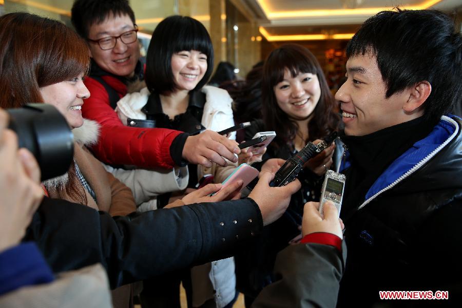 Chinese athlete Zou Kai (R), a member of the 12th National Committee of the Chinese People's Political Consultative Conference (CPPCC) from sports circle is interviewed by journalists in Beijing, China, March 1, 2013. The CPPCC members stared registration for the first session of the 12th CPPCC National Committee, which will open on March 3. (Xinhua/Jin Liwang)