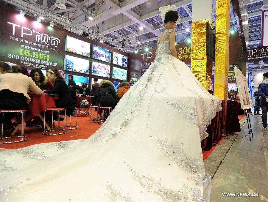 A model presents wedding dress during a wedding expo in Suzhou City, east China's Jiangsu Province, March 1, 2013. (Xinhua/Hang Xingwei)