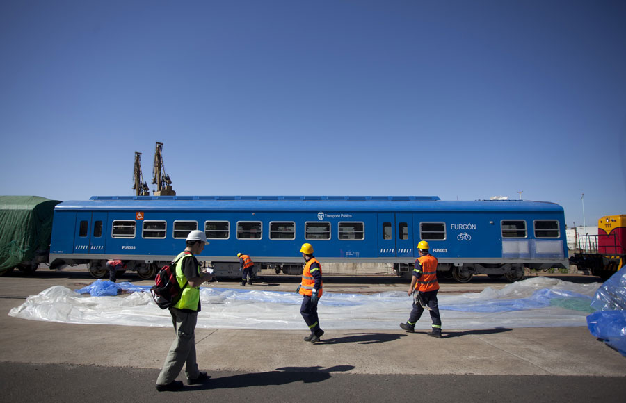 A total of 41 China-made suburban railway coaches reach Buenos Aires, capital of Argentina on Feb. 28. They are used to update the city's suburban rail lines. (Xinhua Photo)