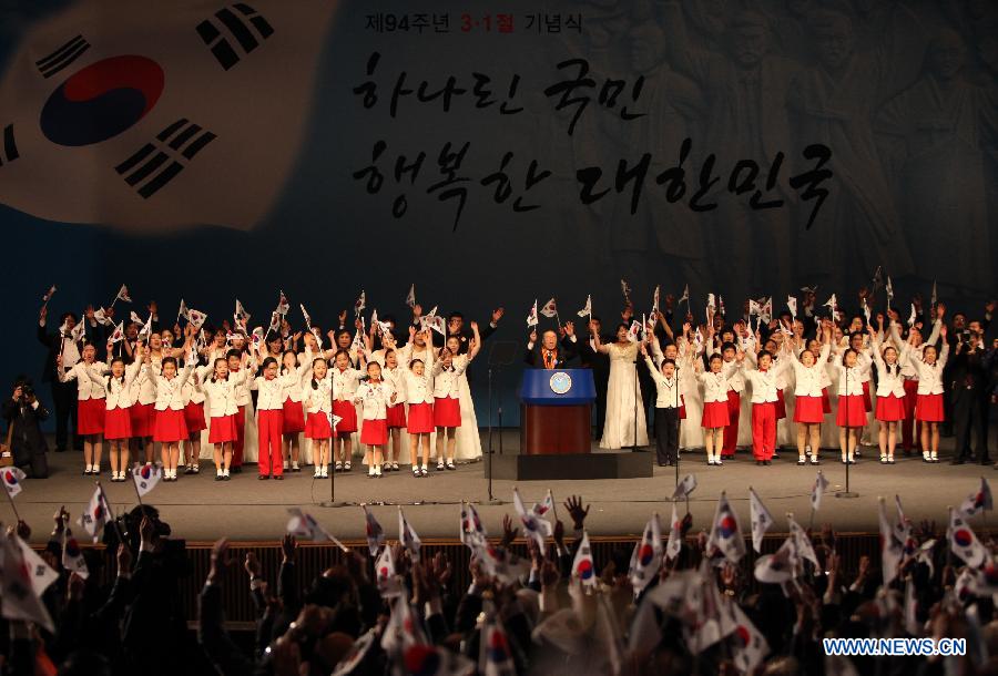 South Koreans give three cheers during the 94th anniversary of the Independence Movement against Japanese colonial rule in 1919, at the Sejong Center for the Performing Arts in Seoul, South Korea, March 1, 2013. (Xinhua/Park Jin hee)