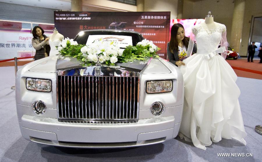 Working staff arrange an exhibition area during the 2013 Beijing Wedding Expo in Beijing, capital of China, March 1, 2013. The three-day event kicked off on Friday. (Xinhua/Wang Jingsheng)