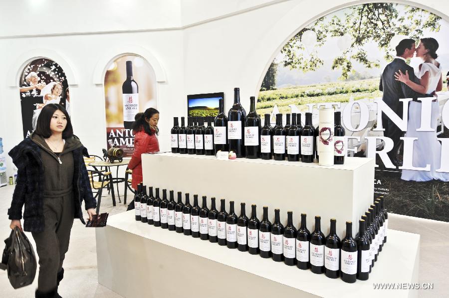 Visitors look at wedding wines during the 2013 Beijing Wedding Expo in Beijing, capital of China, March 1, 2013. The three-day event kicked off on Friday. (Xinhua/Wang Jingsheng)
