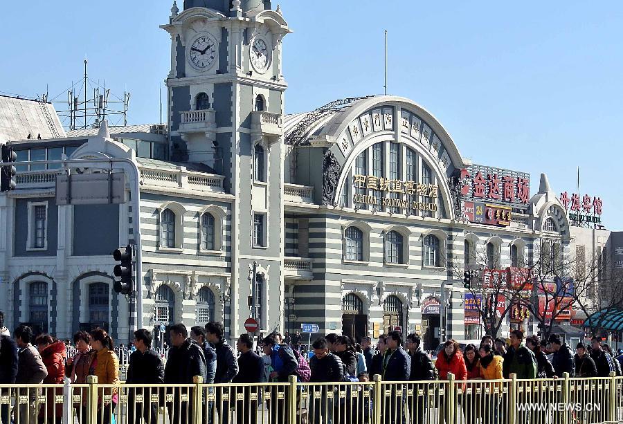 Tourists queue to enter the Tian'anmen Square during a sunny day in Beijing, capital of China, March 1, 2013. The first session of the 12th National People's Congress (NPC) and the first session of the 12th National Committee of the Chinese People's Political Consultative Conference (CPPCC) will open on March 5 and March 3 respectively. (Xinhua/Wang Song)