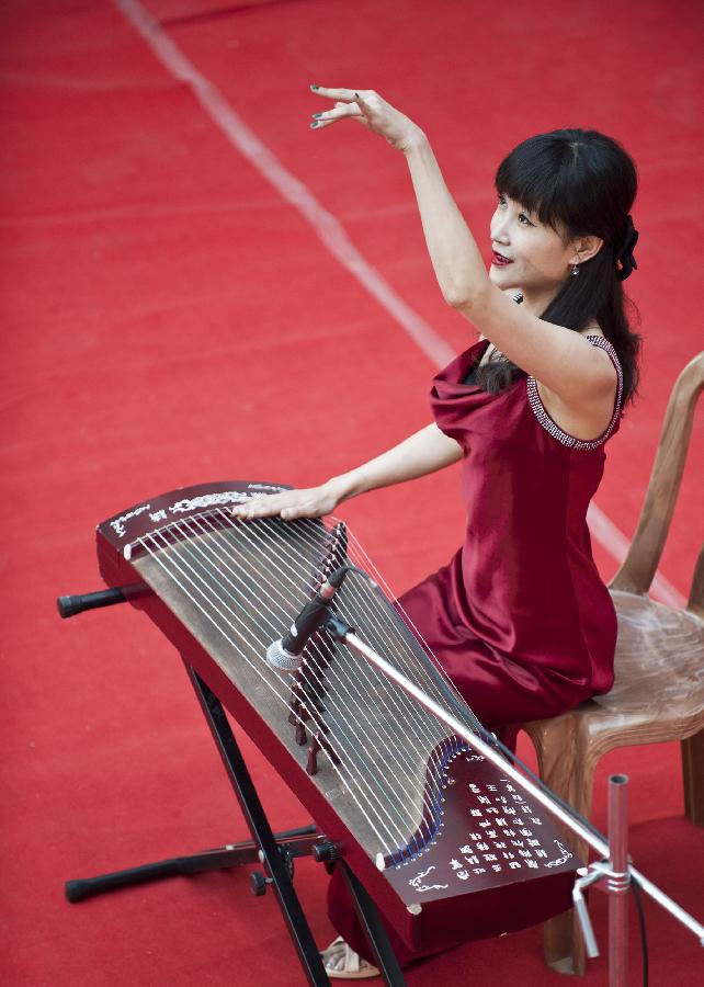 A Chinese artist plays Guzheng, a traditional Chinese stringed instrument, during the "Chinese Spring Festival 2013" at Rabindra Bharati University in Calcutta, capital of eastern Indian state West Bengal, Mar. 1, 2013. The Chinese Embassy to India and the India China Economic and Cultural Council organized the "Chinese Spring Festival 2013" to showcase Chinese music, dance, and martial art. (Xinhua/Tumpa Mondal)