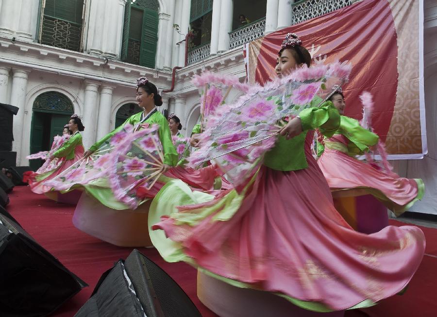 Chinese artists perform traditional dance during the "Chinese Spring Festival 2013" at Rabindra Bharati University in Calcutta, capital of eastern Indian state West Bengal, Mar. 1, 2013. The Chinese Embassy to India and the India China Economic and Cultural Council organized the "Chinese Spring Festival 2013" to showcase Chinese music, dance, and martial art. (Xinhua/Tumpa Mondal)