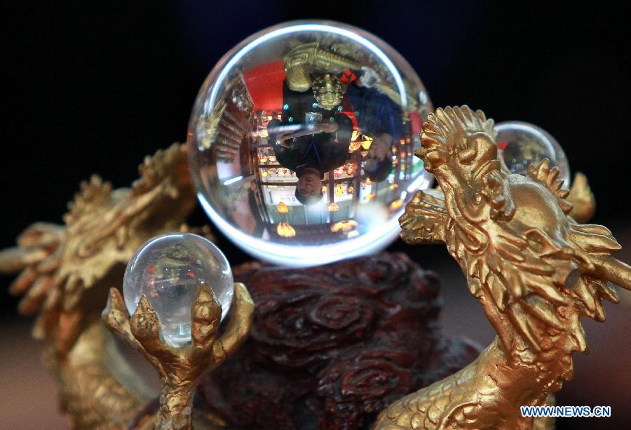 Businessmen negotiate during the 23th East China Import and Export Fair in east China's Shanghai Municipality, March 1, 2013. The fair, with the participation of more than 3, 500 exhibitors, opened here Friday. (Xinhua/Pei Xin)