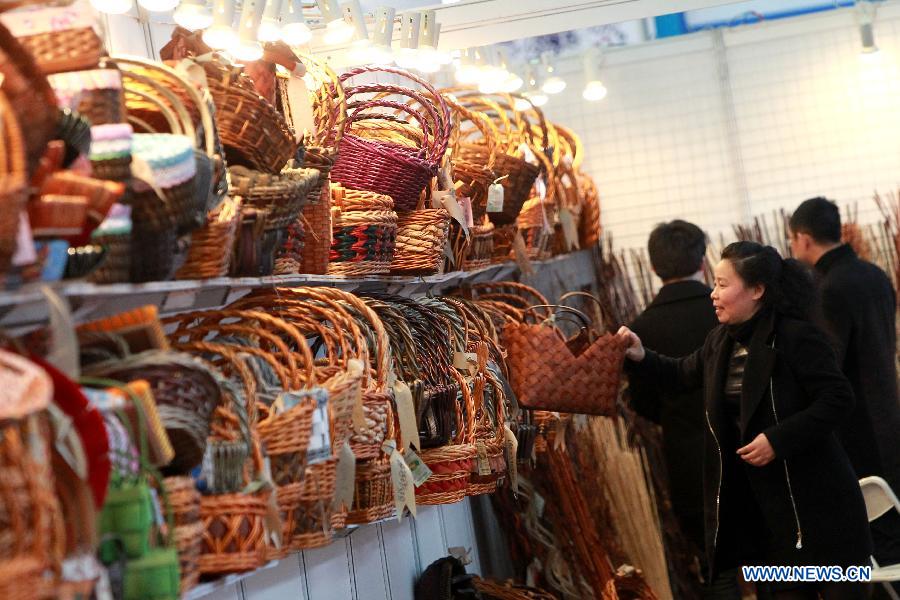A visitor selects rattan products during the 23th East China Import and Export Fair in east China's Shanghai Municipality, March 1, 2013. The fair, with the participation of more than 3, 500 exhibitors, opened here Friday. (Xinhua/Pei Xin)