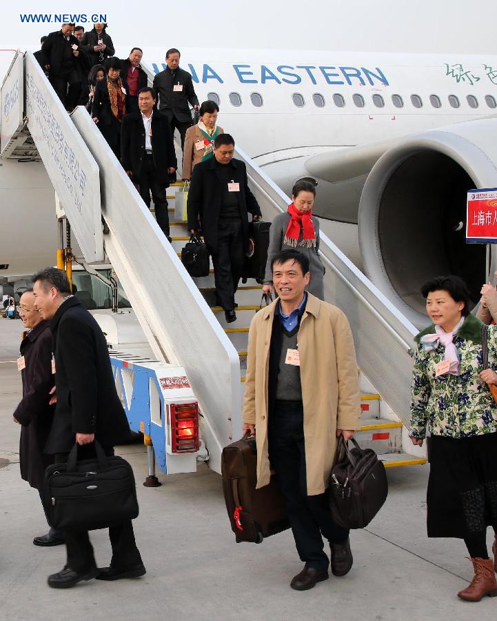 Deputies to the 12th National People's Congress (NPC) from east China's Shanghai Municipality arrive in Beijing, capital of China, March 2, 2013. The first session of the 12th NPC is scheduled to open in Beijing on March 5. (Xinhua/Pang Xinglei)