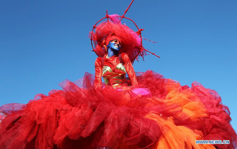 A performer takes part in the flowers parade during the 129th annual Nice Carnival parade, in Nice, southern France, March 2, 2013. (Xinhua/Gao Jing)