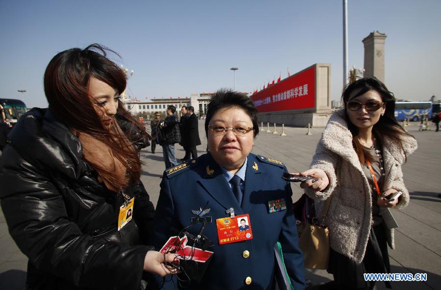 Han Hong (C), a member of the 12th National Committee of the Chinese People's Political Consultative Conference (CPPCC), arrives at the Tian'anmen Square in Beijing, capital of China, March 3, 2013. The first session of the 12th CPPCC National Committee is to open on March 3. (Xinhua/Wang Shen)