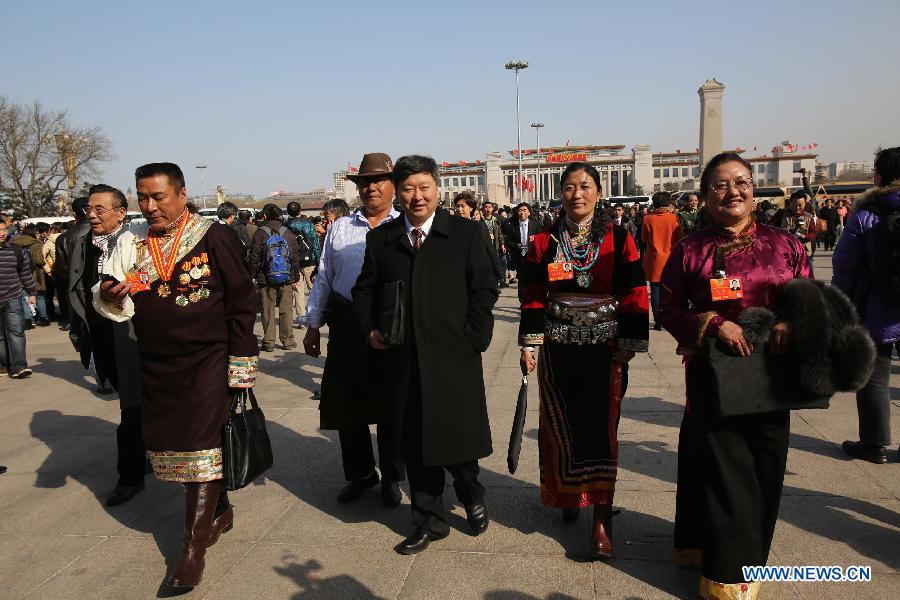 Members of the 12th National Committee of the Chinese People's Political Consultative Conference (CPPCC) arrive at the Tian'anmen Square in Beijing, capital of China, March 3, 2013. The first session of the 12th CPPCC National Committee is to open on March 3. (Xinhua/Jin Li Wang)