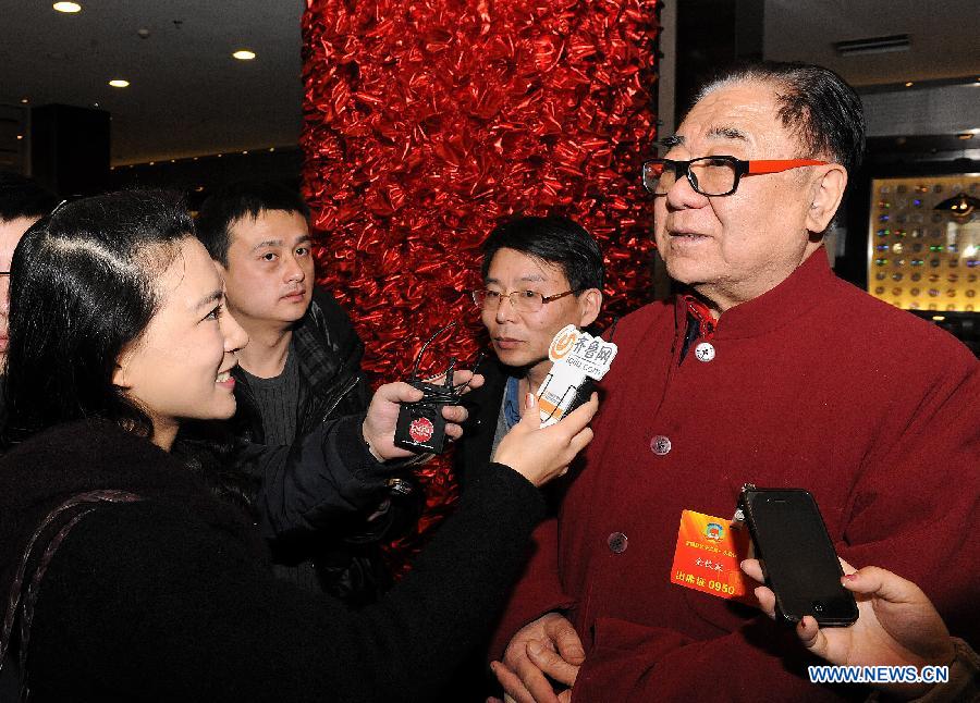 Jin Tielin (1st R), a member of the 12th National Committee of the Chinese People's Political Consultative Conference (CPPCC), receives an interview in the hotel in Beijing, capital of China, March 3, 2013. The first session of the 12th CPPCC National Committee is to open on March 3. (Xinhua/He Junchang)