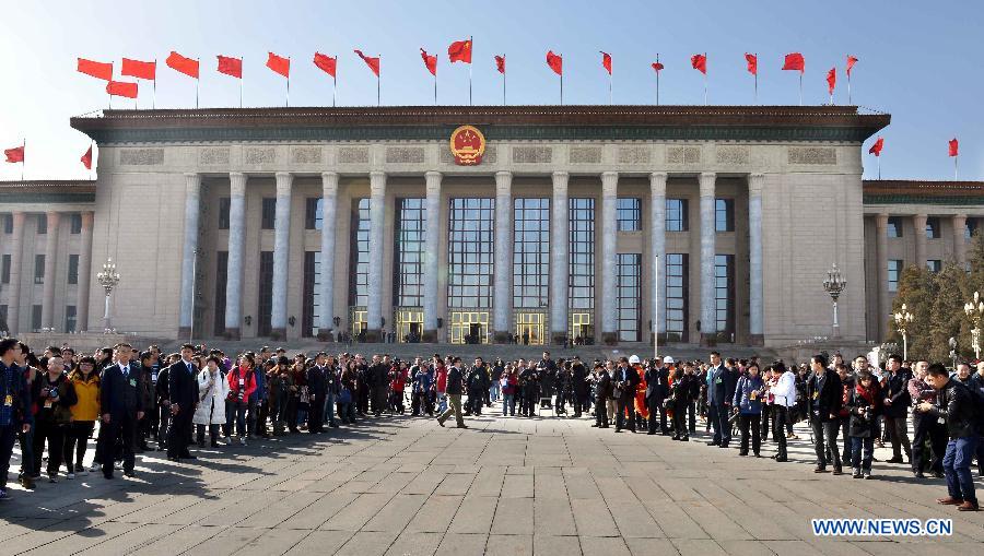 Journalists wait for the arrival of members of the 12th National Committee of the Chinese People's Political Consultative Conference (CPPCC) outside the Great Hall of the People in Beijing, capital of China, March 3, 2013. The first session of the 12th CPPCC National Committee is to open on March 3. (Xinhua/Wang Song)