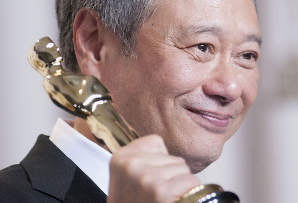 Director Ang Lee poses with his Oscar for Achievement in Directing for "Life of Pi" at the 85th Academy Awards ceremony in Hollywood, California Feb. 24, 2013. (Photo/Xinhua)
