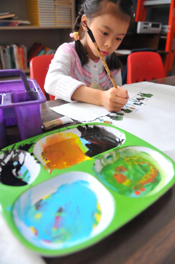 A student takes part in the drawing competition of the 9th Chinese Language Bridge Cup Contest in San Francisco, the United States, Mar. 3, 2013. Held by the Confucius Institute of San Francisco State University and San Francisco's Unified School District, the contest kicked off on Saturday with the participation of some 1,400 student. (Xinhua/Liu Yilin)