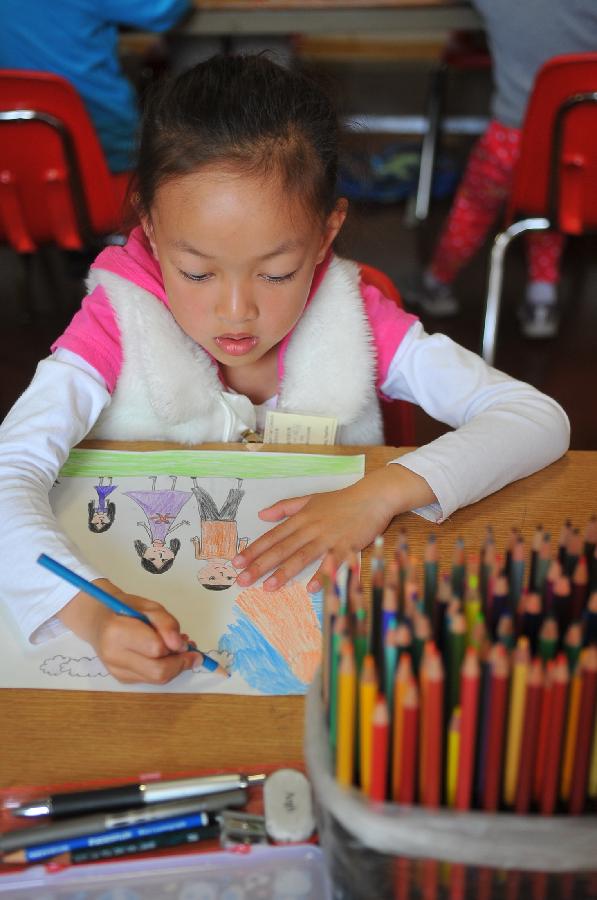 A student takes part in the drawing competition of the 9th Chinese Language Bridge Cup Contest in San Francisco, the United States, Mar. 3, 2013. Held by the Confucius Institute of San Francisco State University and San Francisco's Unified School District, the contest kicked off on Saturday with the participation of some 1,400 student. (Xinhua/Liu Yilin)