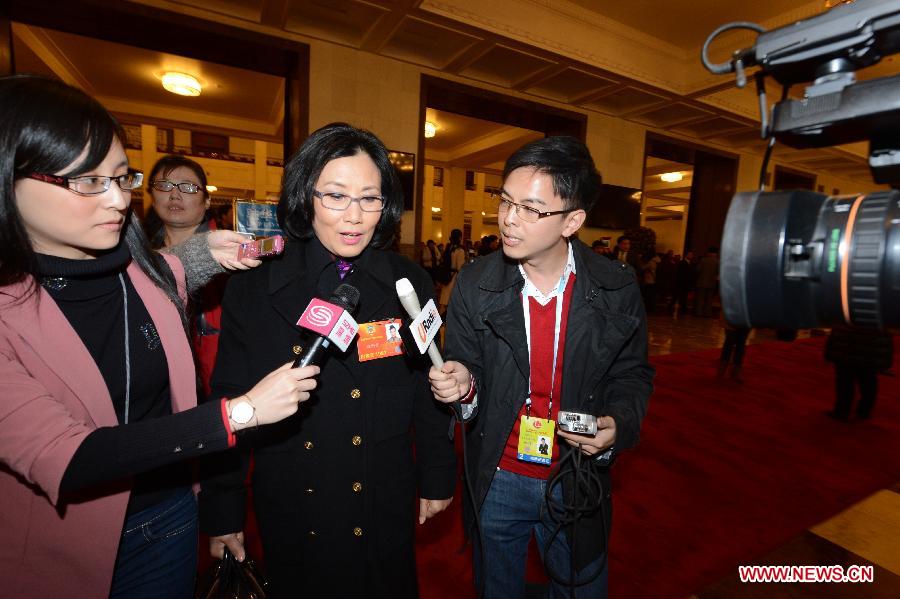 Liza Wang (2nd R), a member of the 12th National Committee of the Chinese People's Political Consultative Conference (CPPCC), receives an interview at the Great Hall of the People in Beijing, capital of China, March 3, 2013. The first session of the 12th CPPCC National Committee opened in Beijing on March 3. (Xinhua/Qin Qing)