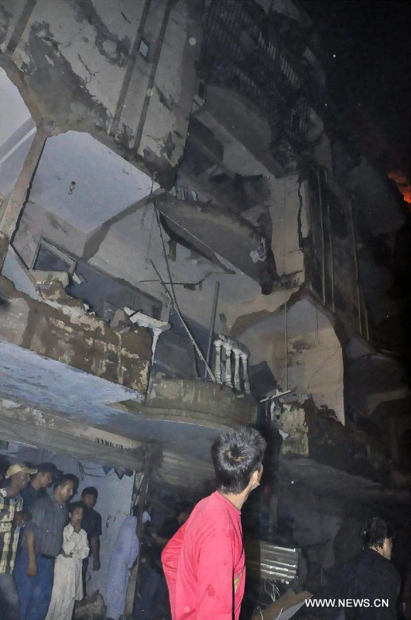 People gather at the blast site in Karachi on March 3, 2013. At least 40 people including women and kids were killed and over 135 people were injured when twin blasts hit Pakistan's southern port city of Karachi on Sunday night, local media and police said. (Xinhua/Masroor) 