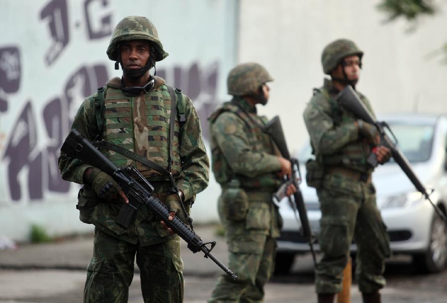 Soldiers take part in a special operation at the Caju favela in northern Rio de Janeiro, Brazil, on March 3, 2013. A thousand agents of the Civil and Military Police, 200 Navy agents and at least one helicopter took part in the operation to expel drug traffickers from the area, according to the local press. (Xinhua/AGENCIA ESTADO)