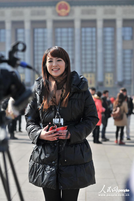 A beautiful journalist reports the first session of the 12th CPPCC National Committee in front of the Great Hall of the People in Beijing on March 3, 2013. (People's Daily Online/Yu Kai)